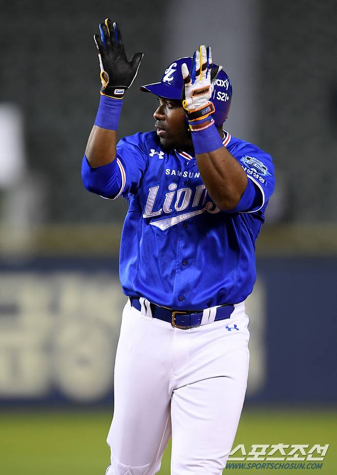 삼성 라이온즈와 두산 베어스의 2021 KBO 리그 경기가 7일 잠실구장에서 열렸다. 6회초 1사 1루, 삼성 피렐라가 안타를 치고 기쁨을 나누고 있다. 잠실=허상욱 기자 wook@sportschosun.com/2021.04.07/