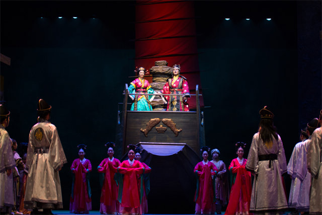 오페라 ‘허왕후’ 4막. 시녀 디얀시를 고향에 묻어주러 떠났던 허황옥(소프라노 김성은)이 붉은 돛을 단 배를 타고 돌아오자 수로왕(테너 박성규)이 배에 올라 함께 기쁨을 노래하고 있다. 김해문화재단 제공