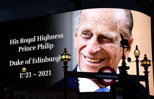 영국 런던 피카딜리서커스의 전광판을 장식한 필립공 추모 영상. 런던=AP 뉴시스