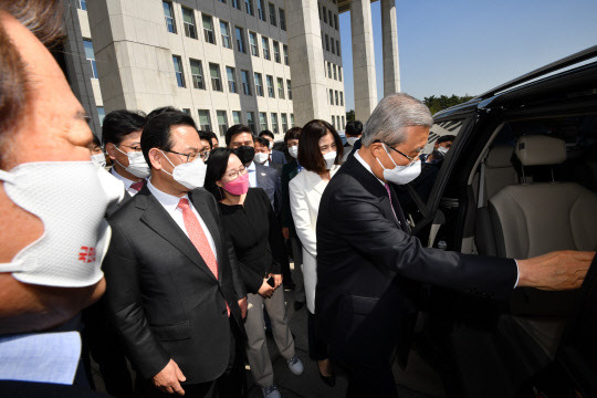 지난 4월8일 4.7 재·보궐선거를 마지막으로 국민의힘을 떠나는 김종인 비상대책위원장이 서울 여의도 국회를 나서며 국민의힘 주호영 원내대표를 비롯한 당직자들의 배웅을 받고 있다.[사진=연합뉴스]