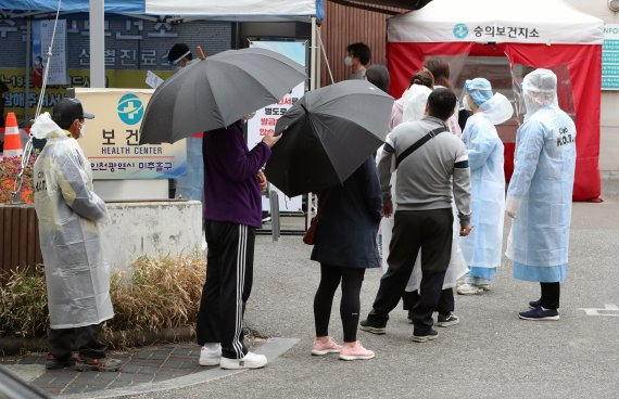 인천시민들이 12일 오전 인천시 미추홀구보건소에서 코로나19 검체 검사를 받기 위해 줄지어 서 있다. 사진=뉴스1화상