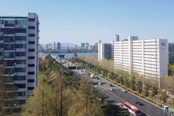 서울 송파구 잠실동 잠실주공5단지아파트와 신천동 장미1차아파트 사이로 한강이 내려다보이고 있다. fnDB