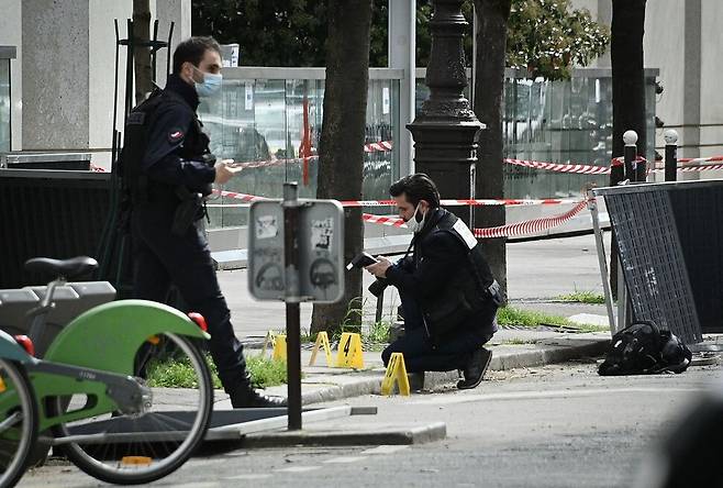 프랑스 경찰이 12일 총격 사건이 발생한 앙리 뒤낭 병원 앞에서 출입을 통제하고 조사를 벌이고 있다. 파리/AFP 연합뉴스