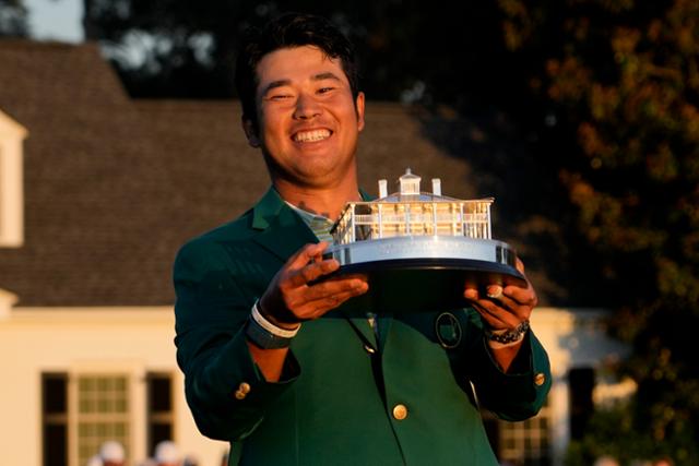 마쓰야마 히데키가 12일 미국 조지아주 오거스타의 오거스타 내셔널 골프클럽에서 끝난 미국프로골프(PGA) 투어 마스터스 토너먼트 우승을 차지한 뒤 그린 재킷을 입고 트로피를 들고 기뻐하고 있다. 오거스타=AP 뉴시스