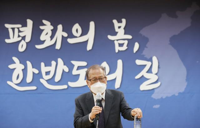 지난달 3일 오전 서울 여의도 이룸센터 이룸홀에서 열린 '다시 평화의 봄, 새로운 한반도의 길' 토론회에서 정세현 민주평화통일자문회의 수석부의장이 '남북 생명공동체의 실현 가능성과 추진 방향' 주제의 기조발제를 하고 있다. 연합뉴스