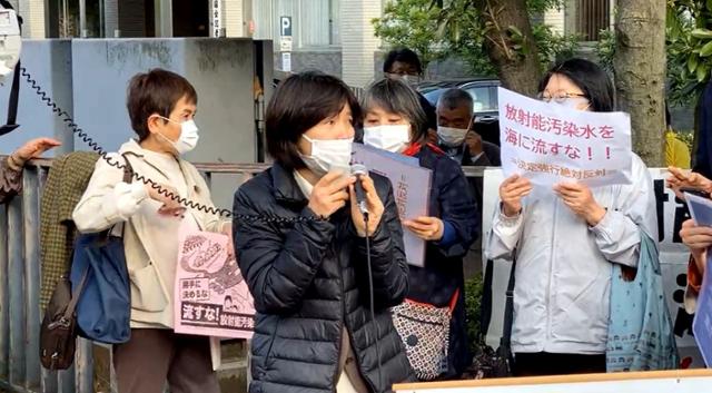 12일 도쿄 치요다구의 총리 관저 앞에서 열린 일본 시민단체들의 후쿠시마 제1원전 오염수의 해양 방류를 반대하는 시위에서 국제 환경단체인 FoE 재팬의 마쓰타 칸나 사무국장이 발언하고 있다. FoE 재팬 제공