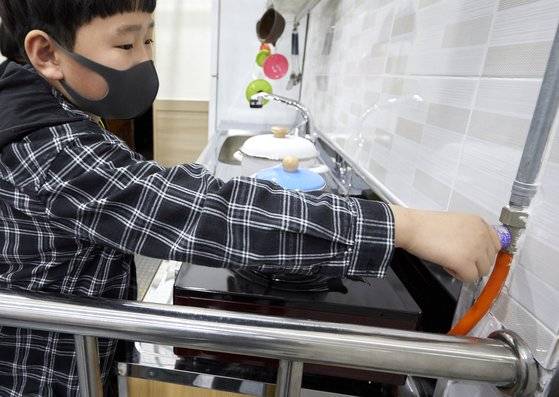 지진이 나면 가스 밸브를 잠그고 두꺼비 집을 내려 전기를 차단해 불이 나는 걸 방지해야 한다.