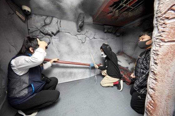 지진이 나고 무너진 건물 안에 고립됐다면 파이프처럼 큰 소리가 나는 것을 두드려 구조를 요청한다.