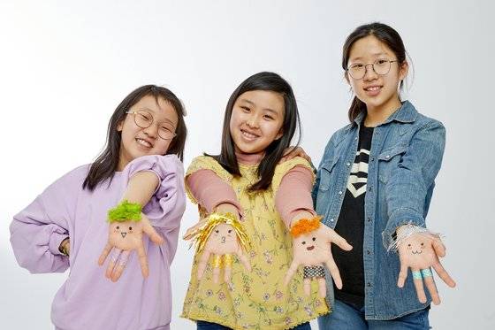 왼쪽부터 조하나 학생모델·노윤채·추유진 학생기자가 손가락 춤 전문 크리에이터 ‘소니토비’의 손 분장을 따라한 뒤 포즈를 취했다.