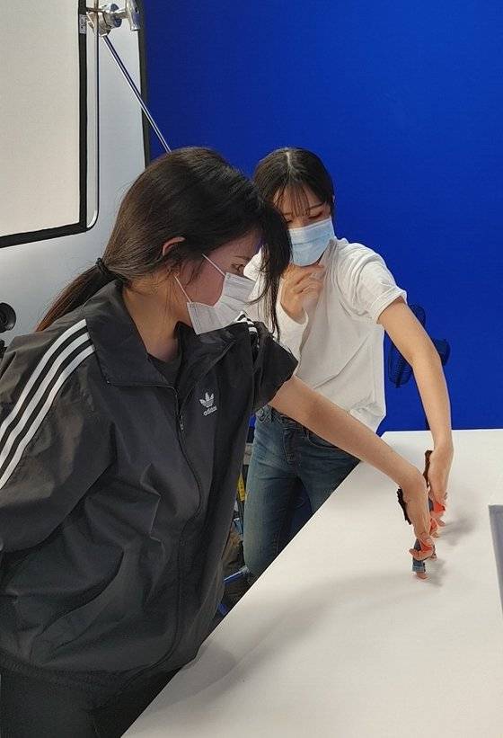 손가락 춤 커버 영상을 찍고 있는 고등학생 쌍둥이 자매 ‘소니토비’의 모습. 영상 기획부터 촬영·편집까지 두 자매가 직접 한다. ‘소니토비’ 제공.