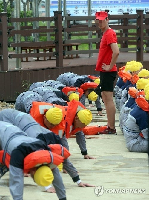 한국해양대 해사대학생들이 2015년 8월 24일 해상 생존업 훈련을 하던 중 얼차려를 받는 모습.[연합뉴스]