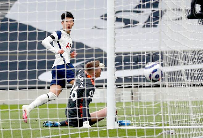 토트넘 손흥민(위)이 12일 영국 런던의 토트넘 홋스퍼 스타디움에서 열린 맨유와 2020~2021 잉글랜드 프리미어리그 31라운드 홈경기에서 전반 40분 선제골을 넣고 있다. 게티이미지코리아