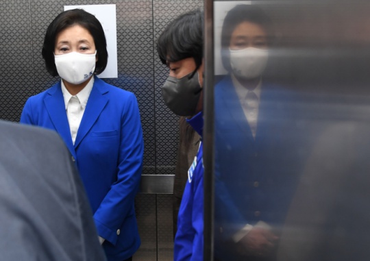 Former Seoul mayoral candidate Park Young-sun heads out after visiting her campaign office in Anguk-dong, Jongno-gu, Seoul on the afternoon of April 7. National Assembly press photographers