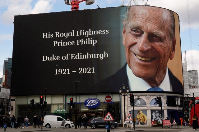 런던 피카딜리 서커스 전광판에 내걸린 영국 필립공 사진. AFP연합뉴스