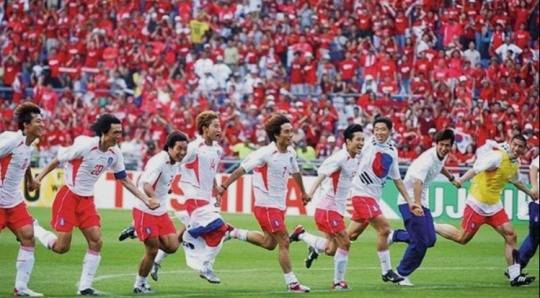 2002 한일월드컵에서 언더독에도 끼지 못했던 한국축구는 사상 처음으로 4강 신화를 이뤄 세계축구계를 깜짝 놀라게 헀다.