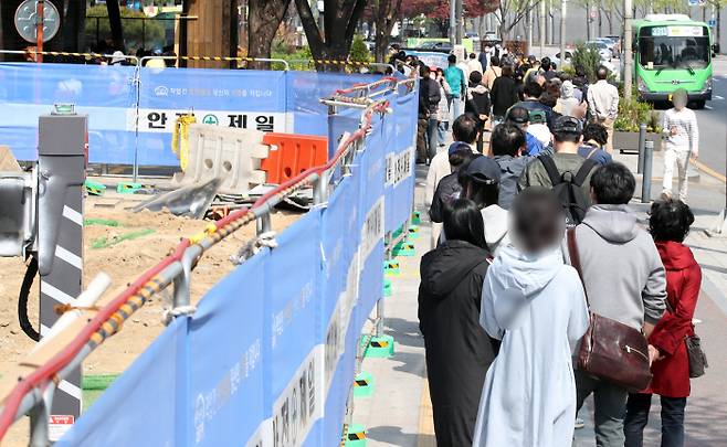 지난 11일 서울 송파구보건소 선별진료소에서 검사 대기 중인 시민들.[사진제공=연합뉴스]