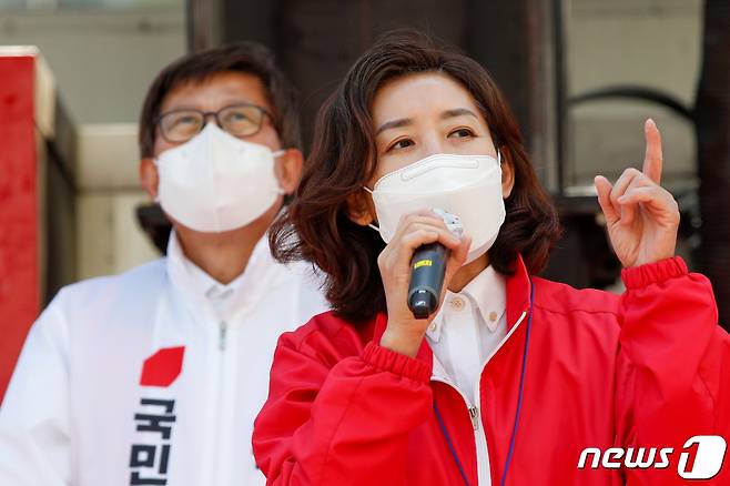 4·7 재보궐 선거를 이틀 앞둔 5일 오후 부산 수영구 수영아파트 앞에서 나경원 전 의원이 박형준 국민의힘 부산시장 후보 지지를 호소하고 있다. 2021.4.5/사진제공=뉴스1