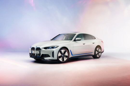 BMW 전기차 i4의 가상 엔진음은 영화 음악계의 거장 한스 짐머와 협업, 오케스트라를 동원해 제작했다.  BMW 제공