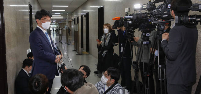 박완주 더불어민주당 의원이 12일 국회에서 원내대표 후보 등록을 한 뒤 기자 질문에 답하고 있다. 이상섭 기자