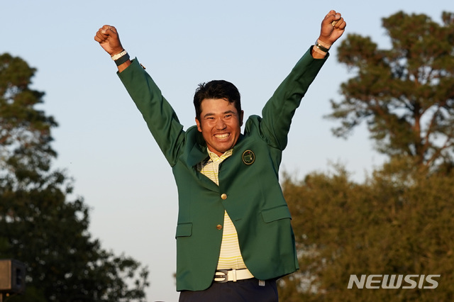 [오거스타=AP/뉴시스]마쓰야마 히데키가 11일(현지시간) 미 조지아주 오거스타의 오거스타 내셔널 골프클럽에서 막을 내린 미국프로골프(PGA) 투어 제85회 마스터스 토너먼트의 우승을 상징하는 그린 재킷을 입고 기뻐하고 있다. 마쓰야마는 최종합계 10언더파 278타를 기록하며 아시아권 선수 최초로 이 대회 우승을 차지했다. 2021.04.12.