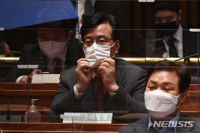 [서울=뉴시스]전진환 기자 =12일 경찰 등에 따르면 서울경찰청 강력범죄수사대는 폭행 및 허위사실 적시 명예훼손 혐의로 고발된 송 의원 사건을 배당받아 수사를 진행 중이라고 밝혔다.  (공동취재사진) 2021.04.08. photo@newsis.com