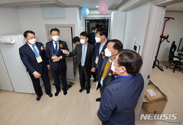 [김해=뉴시스] 홍정명 기자=경남 김해시 삼방동에서 열린 민간참여형 청년공유주택 '거북이집 2호' 개소식 참석자들이 주택 내부를 둘러보고 있다.(사진=경남도 제공) 2021.04.12. photo@newsis.com