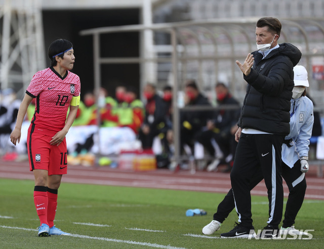 [고양=뉴시스]최진석 기자 = 8일 오후 경기 고양종합운동장에서 열린 여자축구 도쿄 올림픽 플레이오프 1차전 대한민국과 중국의 경기, 대한민국 콜린 벨 감독이 지소연에게 작전지시를 하고 있다. 2021.04.08. myjs@newsis.com