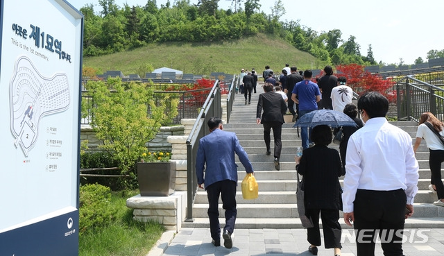 [괴산=뉴시스]강신욱 기자 = 65회 현충일을 맞은 6일 오후 충북 괴산군 문광면 광덕리 국립괴산호국원 1묘역에는 유공자의 안장식에 참석하는 유가족과 추모객의 발길이 이어지고 있다. 2020.06.06. ksw64@newsis.com