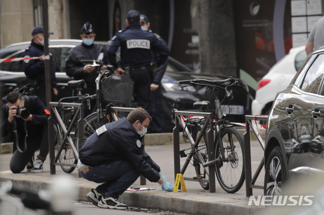 [파리=AP/뉴시스]12일(현지시간) 프랑스 파리 앙리 뒤낭 병원 앞에서 총격 사건이 발생해 1명이 숨지고 1명이 중상을 입었다. 경찰이 병원 밖에서 수사를 벌이고 있다. 2021.04.12.