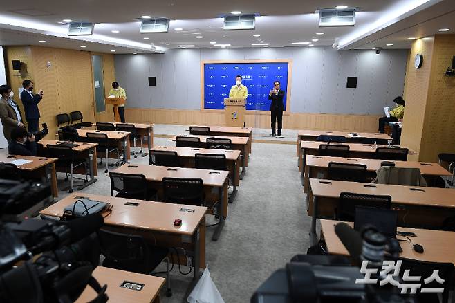 오세훈 서울시장이 12일 오전 서울시청에서 코로나19 관련 기자 브리핑을 하고 있다. 오 시장은 업종별로 세분화해 시간별 규제를 완화하되 방역의무는 강화하는 내용 등이 담긴  '서울형 거리두기' 추진방향을 발표했다. 황진환 기자