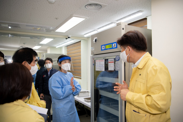 ▲이희진 영덕군수가 최근 모의 훈련 현장을 방문해“첫째도, 둘째도 안전이 제일 중요하다”고 강조 한뒤 유관 기관과의 협력체계를 점검하고 있다.ⓒ영덕군청