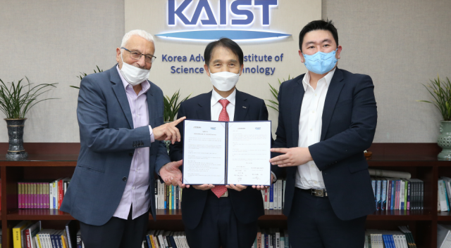 이광형(가운데) KAIST 총장과 이갈 에를리히(Yigal Erlich·왼쪽) 요즈마그룹 회장, 이원재 요즈마그룹 아시아 총괄대표가 지난 8일 대전 카이스트에서 기술 사업화 MOU를 체결한 뒤 기념촬영을 하고 있다.