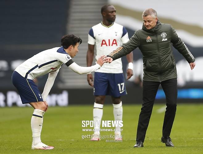 ▲ 맨체스터 유나이티드 올레 군나르 솔샤르(맨 오른쪽) 감독이 손흥민(맨 왼쪽) 행동을 비판했다.