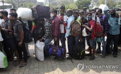 인도 뭄바이 기차역에서 줄을 서 있는 주민. [AP=연합뉴스]