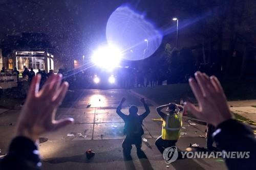 미니애폴리스에서 항의 중인 시위대 [AFP=연합뉴스]