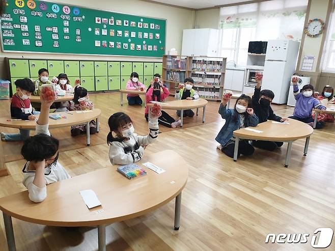 (정읍=뉴스1) 박제철 기자 = 전북 정읍시가 지역 내 34개 초등학교 초등돌봄교실 학생을 대상으로 과일 간식을 무상 공급한다.© 뉴스1