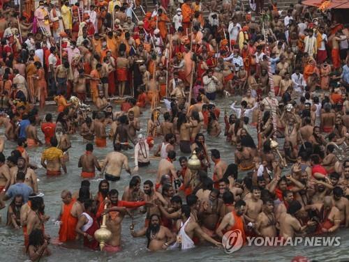 갠지스강에서 진행되는 인도 최대 힌두교 축제에 주민들이 마스크를 쓰지 않은 채 참여하고 있다. [이미지출처=연합뉴스]