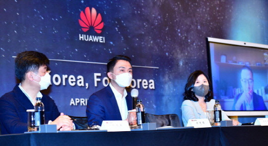 손루원(가운데) 한국화웨이 CEO가 13일 '화웨이 애널리스트 서밋(HAS 2021)' 행사를 맞아 국내 미디어 대상으로 진행된 간담회에서 질의에 답하고 있다. 화웨이 제공