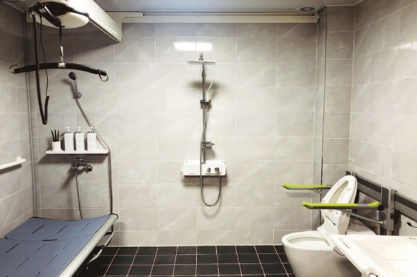 ‘전동 샤워 베드’ 등 수혜자의 편의성에 맞게 설계한 화장실.(사진=보건복지부)