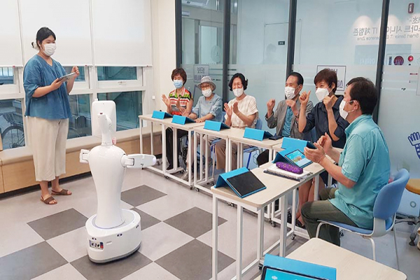 서울 서초구는 AI 감성봇으로 어르신들의 맞춤 돌봄 서비스를 추진하고 있다. (사진=서초구청)