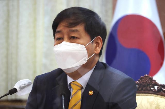 구윤철 국무조정실장이 13일 오전 종로구 정부서울청사에서 주재한 관계부처 차관회의에서 일본 정부가 후쿠시마 방사능 오염수 해양방류를 결정한 것과 관련, 발언하고 있다. 공동취재사진