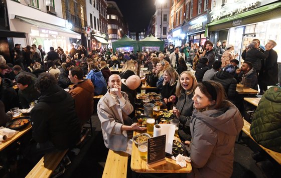 12일 런던 소호 거리의 야외 술집에서 즐거운 시간을 보내고 있는 사람들. [EPA=연합뉴스]
