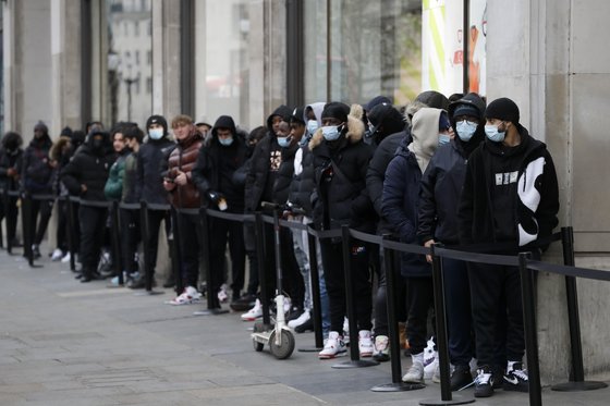 12일 런던 옥스퍼드 스트리트의 한 스포츠 용품 매장 앞에 이른 아침부터 젊은이들이 줄을 서 있다. [AP=연합뉴스]