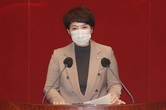 김은혜 국민의힘 의원이 국회에서 열린 본회의에서 법률안 제안 설명을 하고 있다. 중앙포토