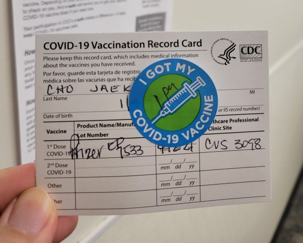 코로나 백신 1차 접종을 완료했다는 기록 카드. 뉴욕=조재길 특파원