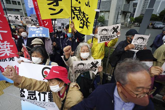 일본 시민들, 총리관저 앞 시위 일본 도쿄 총리관저 앞에서 13일 정부의 후쿠시마 원전 오염수 해양 방류 결정을 반대하는 시위가 열리고 있다. 이날 일본 정부는 2011년 동일본 대지진으로 손상된 후쿠시마 제1원자력발전소에서 나오는 방사능 오염수를 바다로 방류하기로 결정했다.   도쿄 | AP연합뉴스