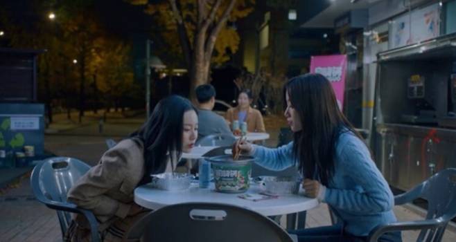 Characters eat Chinese instant hotpot in the tvN drama “True Beauty.” (tvN)