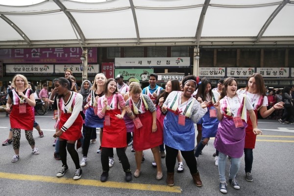 Travelers participate in an event hosted by the Korea Tourism Organization at Seomun Market in Daegu in 2015. (KTO)
