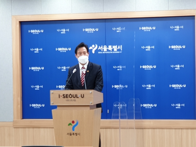 오세훈 서울시장이 13일 시청 브리핑룸에서 첫 국무회의 참석과 관련한 브리핑을 하고 있다.
