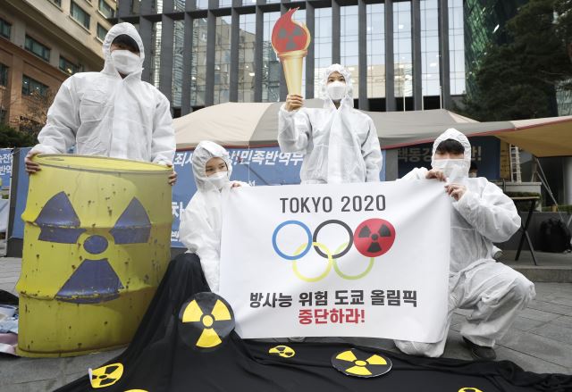 환경운동연합, 시민방사능감시센터 회원들이 지난달 25일 서울 옛 일본대사관 앞에서 '방사능 위험 도쿄 올림픽 중단'을 촉구하는 퍼포먼스를 하고 있다. 이날 일본 후쿠시마에서는 도쿄올림픽 성화 봉송이 시작됐다. 뉴시스